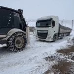 KAR YAĞIŞINDAN DOLAYI YOLDA KALAN TIR EKİPLER TARAFINDAN KURTARILDI