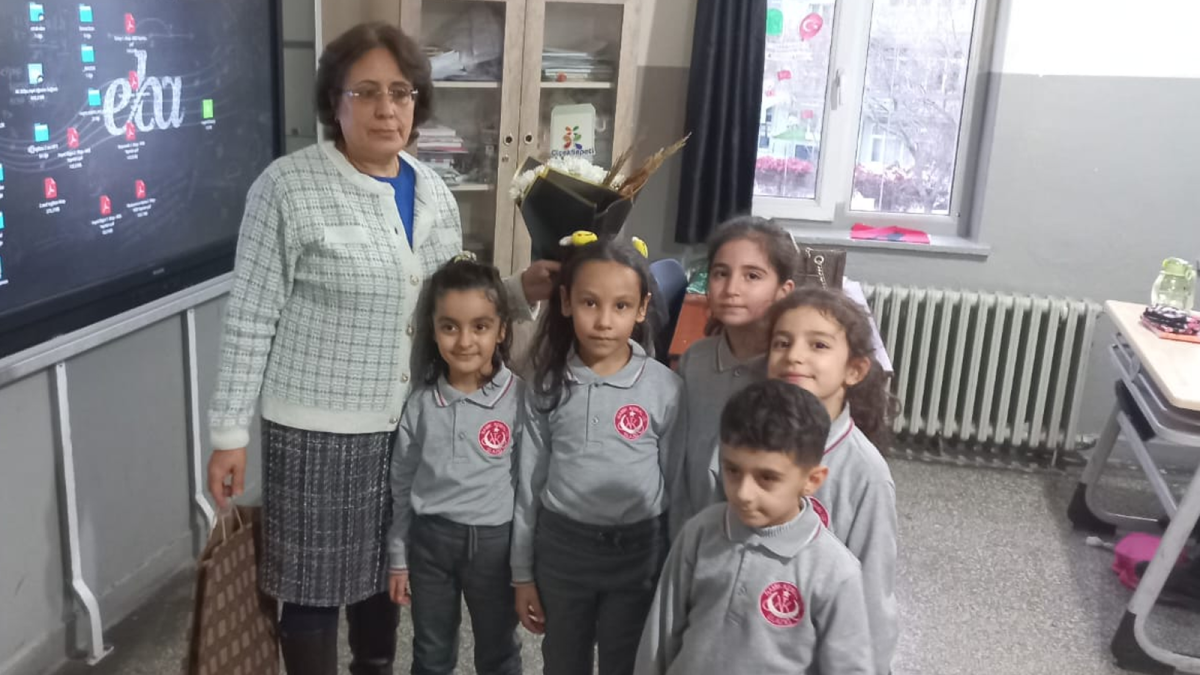 20241124-namik-kemal-ilkokulu-ogrencilerinden-ogretmenlerine-anlamli-jest-287491-09a40f93e44db49cc247