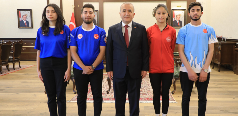 Vali Hatipoğlu, Gençlerle Bir Araya Geldi