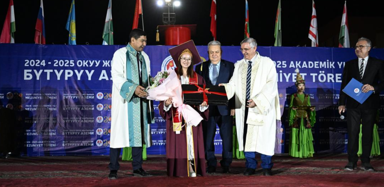 Türk Dünyası’nın Ortak Geleceğine Işık Tutan Üniversite Yeni Mezunlarını Uğurladı